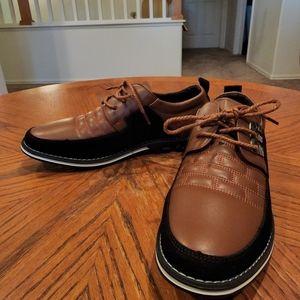 Beautiful men's dress sneakers size 10.5!!